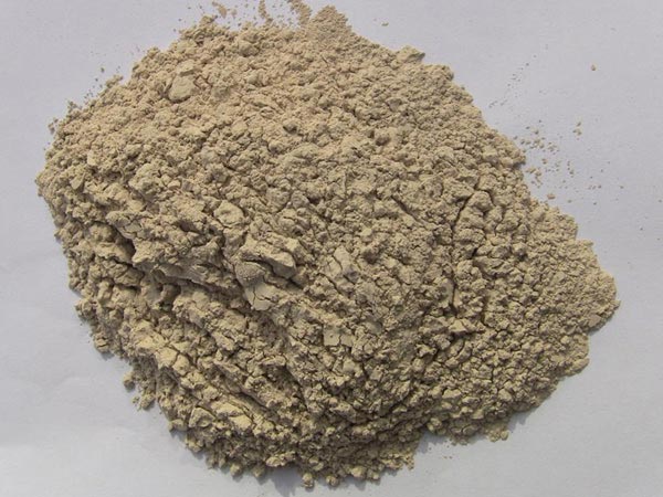 矾土性质 矾土主要成分是氧化铝，为炼铝和耐火材料的主要原料。白色或灰白色，因含铁而呈褐黄或浅红色。密度3.45g/cm3，硬度1～3，不透明，质脆。极难熔化，不溶于水，能溶于硫酸、氢氧化钠溶液。 地区分布 中国铝土矿资源比较丰富，在全国18个省、自治区、直辖市已查明铝土矿产地205处，其中大型产地72处（不包括台湾），主要分布在山西、山东、河北、河南、贵州、四川、广西、辽宁、湖南等地。 投资前景 1.可用于炼铝工业。用于国防、航空、汽车、电器、化工、日常生活用品等。 2.可用于精密铸造。矾土熟料加工成细粉做成铸：缶。用于军工、航天、通讯、仪表、机械及医疗器械部门。 3.可用于耐火制品。高铝矾土熟料耐火度高达1780℃，化学稳定性强、物理性能良好。 4.硅酸铝耐火纤维。用于钢铁、有色冶金、电子、石油、化工、宇航、原子能、国防等多种工业，消防人员可用耐火纤维布做成衣服。 5.制造矾土水泥、研磨材料、陶瓷工业以及化学工业可制铝的各种化合物。 铝矾土磨粉制备 铝矾土粉是选用煅烧过的熟铝矾土矿石用雷蒙磨加工制成的细粉，粒度通常为100目-325目，在耐火材料行业得到了广泛的应用。通常加工的流程为先经颚式破碎机进行破碎，然后筛分进入铝矾土雷蒙磨或铝矾土超细磨粉机中，进行铝矾土粉制备，使其应用更加广泛。