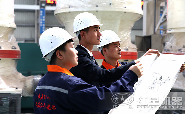 精湛技术人员现场指导设备的生产、制造